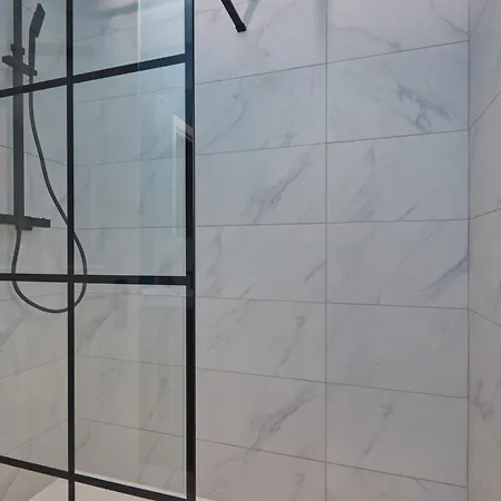Modern 2bdr House By Homebird Management Short Lets & Serviced With Private Parking & Free Wifi Дом отдыха Лидс