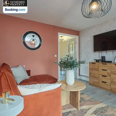 Modern 2bdr House By Homebird Management Short Lets & Serviced With Private Parking & Free Wifi Semesterbostad