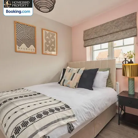 Semesterbostad Modern 2bdr House By Homebird Management Short Lets & Serviced With Private Parking & Free Wifi *