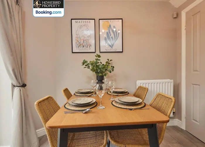 Modern 2bdr House By Homebird Management Short Lets & Serviced With Private Parking & Free Wifi