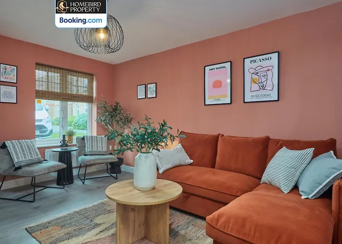 Modern 2bdr House By Homebird Management Short Lets & Serviced With Private Parking & Free Wifi Leeds (West Yorkshire)