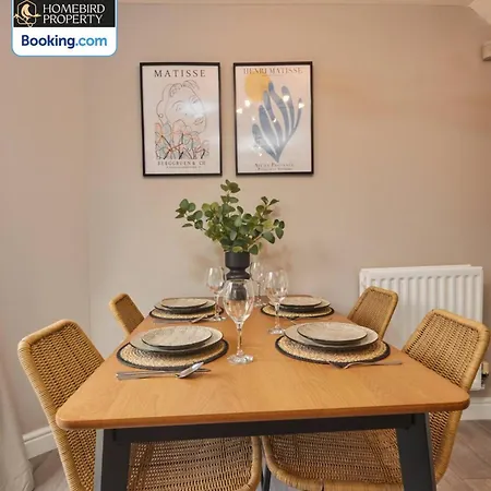 Modern 2bdr House By Homebird Management Short Lets & Serviced With Private Parking & Free Wifi