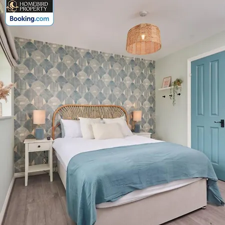 Modern 2bdr House By Homebird Management Short Lets & Serviced With Private Parking & Free Wifi Holiday home