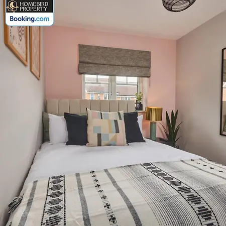 Modern 2bdr House By Homebird Management Short Lets & Serviced With Private Parking & Free Wifi *