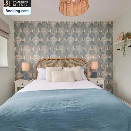 Modern 2bdr House By Homebird Management Short Lets & Serviced With Private Parking & Free Wifi Hébergement de vacances *