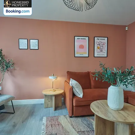 Semesterbostad Modern 2bdr House By Homebird Management Short Lets & Serviced With Private Parking & Free Wifi *