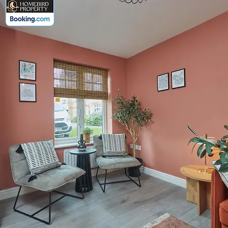 Modern 2bdr House By Homebird Management Short Lets & Serviced With Private Parking & Free Wifi *