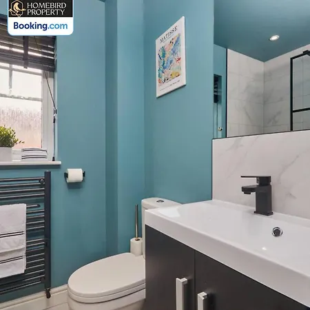 Modern 2bdr House By Homebird Management Short Lets & Serviced With Private Parking & Free Wifi Holiday home Leeds (West Yorkshire)
