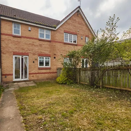 Modern 2bdr House By Homebird Management Short Lets & Serviced With Private Parking & Free Wifi Holiday home *
