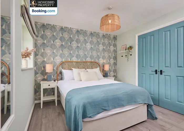 Modern 2bdr House By Homebird Management Short Lets & Serviced With Private Parking & Free Wifi Будинок відпочинку