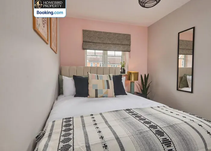 Modern 2bdr House By Homebird Management Short Lets & Serviced With Private Parking & Free Wifi *