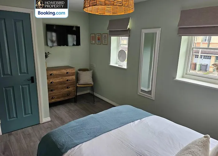 Vakantiehuis Modern 2bdr House By Homebird Management Short Lets & Serviced With Private Parking & Free Wifi