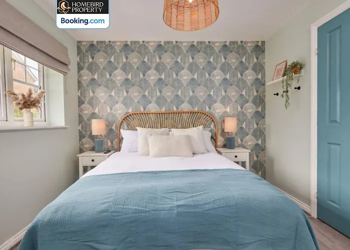 Modern 2bdr House By Homebird Management Short Lets & Serviced With Private Parking & Free Wifi Будинок відпочинку *