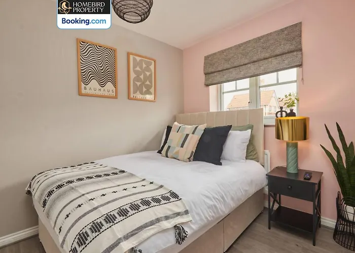 Vakantiehuis Modern 2bdr House By Homebird Management Short Lets & Serviced With Private Parking & Free Wifi *