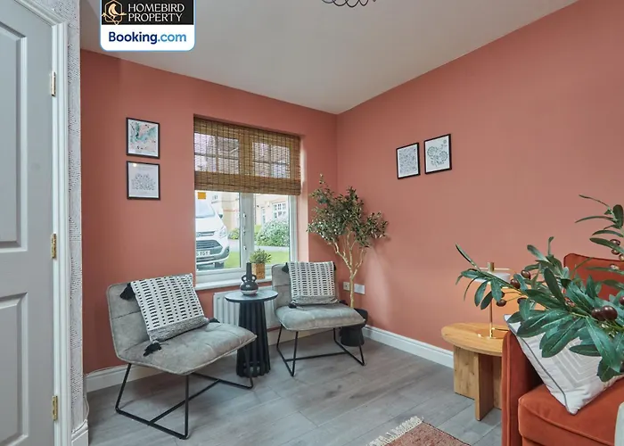 Modern 2bdr House By Homebird Management Short Lets & Serviced With Private Parking & Free Wifi *