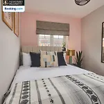 Modern 2bdr House By Homebird Management Short Lets & Serviced With Private Parking & Free Wifi *